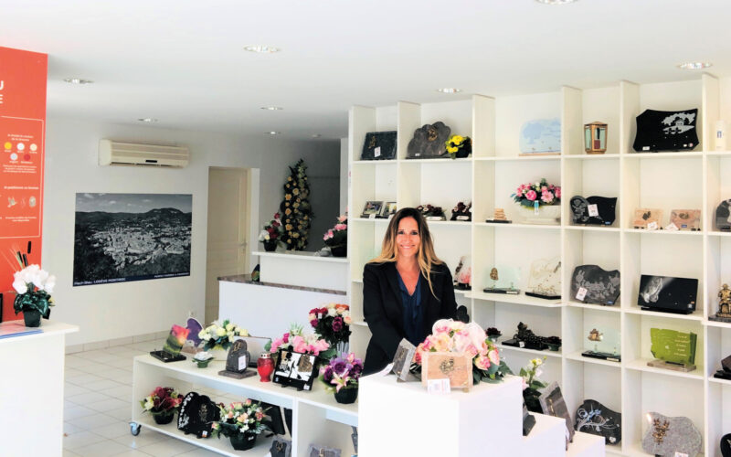 Acheter des articles funéraires à Lodève comme une plaque en granit ou des fleurs naturelles.