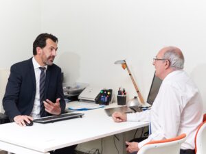 Conseillers funéraires des Pompes Funèbres Pech Bleu en discussion avec une famille à Béziers