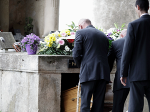 Contact funeral services in Hérault and Aude to organize an English-speaking funeral with burial.