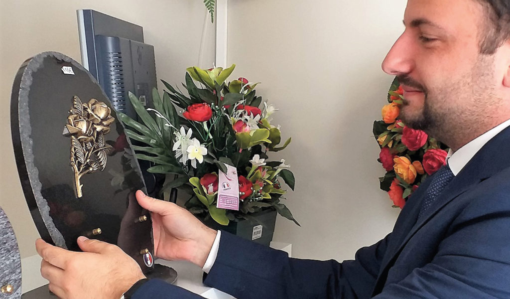 Articles funéraires à Narbonne - plaque en granit, fleurs naturelles pour obsèques
